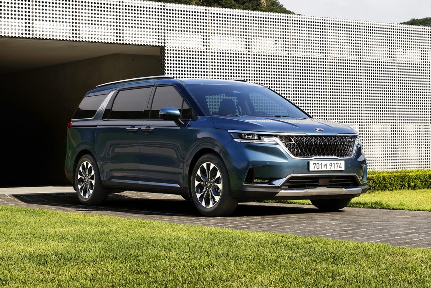 Новый минивэн Kia Carnival полностью рассекречен и едет в Россию