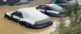 Новенькие Porsche утонули прямо возле автосалона (видео)