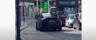 «Тесла» разбила открытую дверь об лондонский автобус (видео)