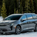Обновленный минивэн Chrysler Pacifica: салон и цены