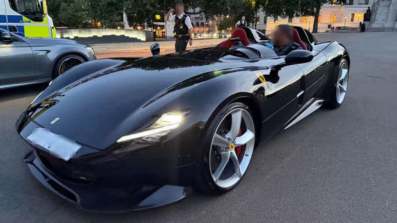 Редкая Ferrari, как у Ферстаппена, попалась полиции Лондона